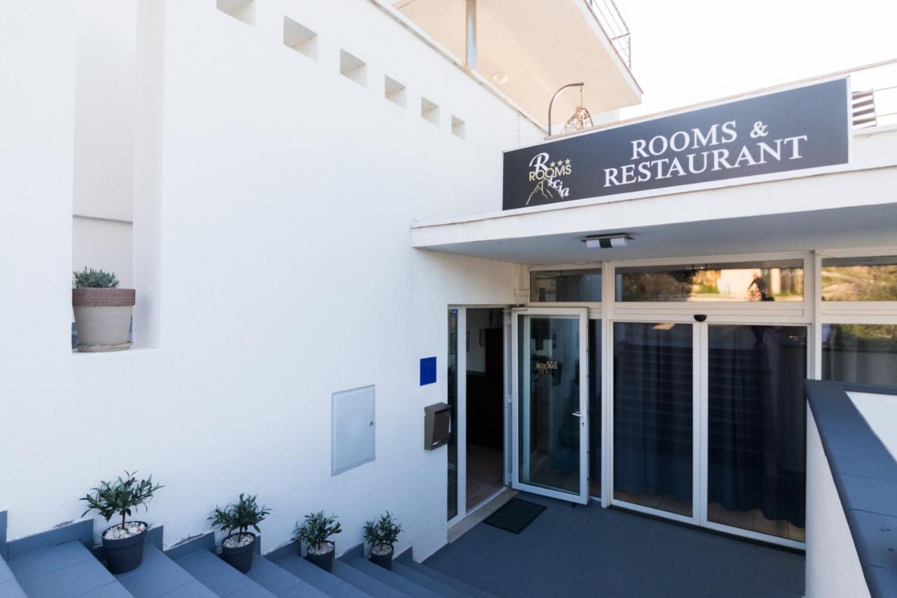 Hotel Rooms Roccia ノビグラード・ダルメーシャ エクステリア 写真